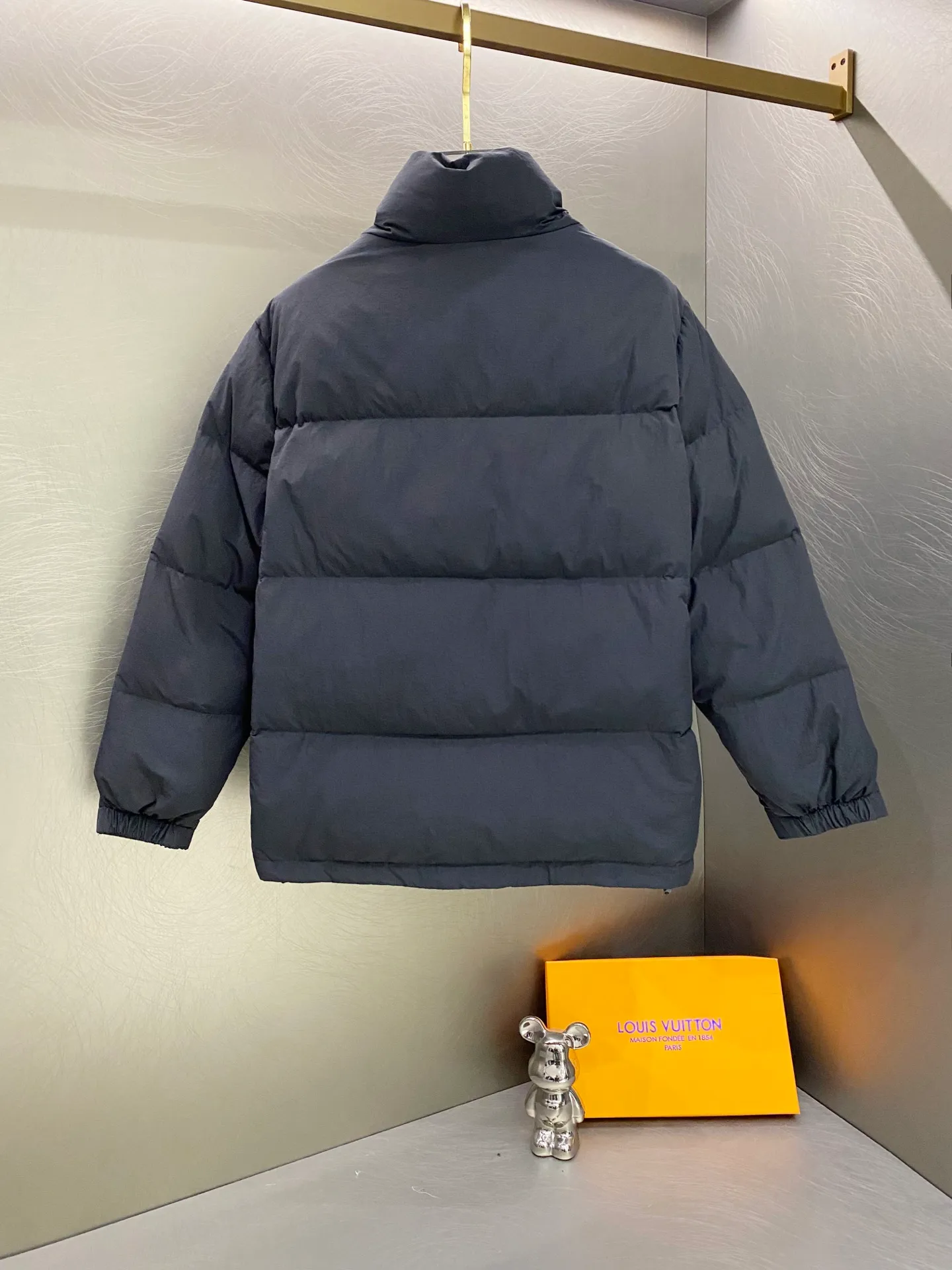P660 Ralph Lauren/Ralph Lauren matte classic new winter down jacket, same style for men and women, versatile and warm!     It is filled with 90% white duck down and has better thermal insulation performance. It is lightweight and not heavy, and has good loft recovery after compression. The interior is made of nylon with a double-layer sealing design that will not cause any velvet leakage. The adjustable hem with built-in drawstring buckle can prevent wind and cold.  Color: Black White Navy Size: M-2XL